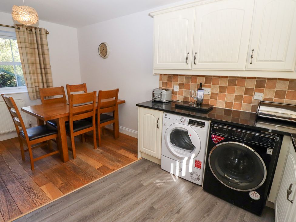 A kitchen with dining table and appliances at Pippin in Lucker