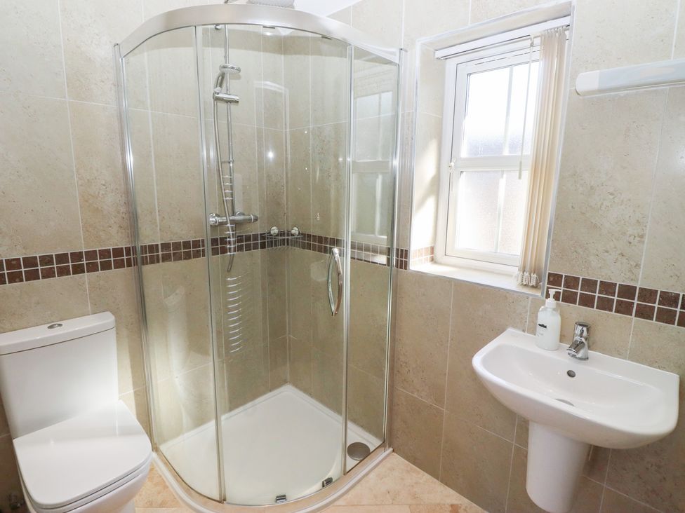 A bathroom with a shower, toilet and sink at Pippin in Lucker