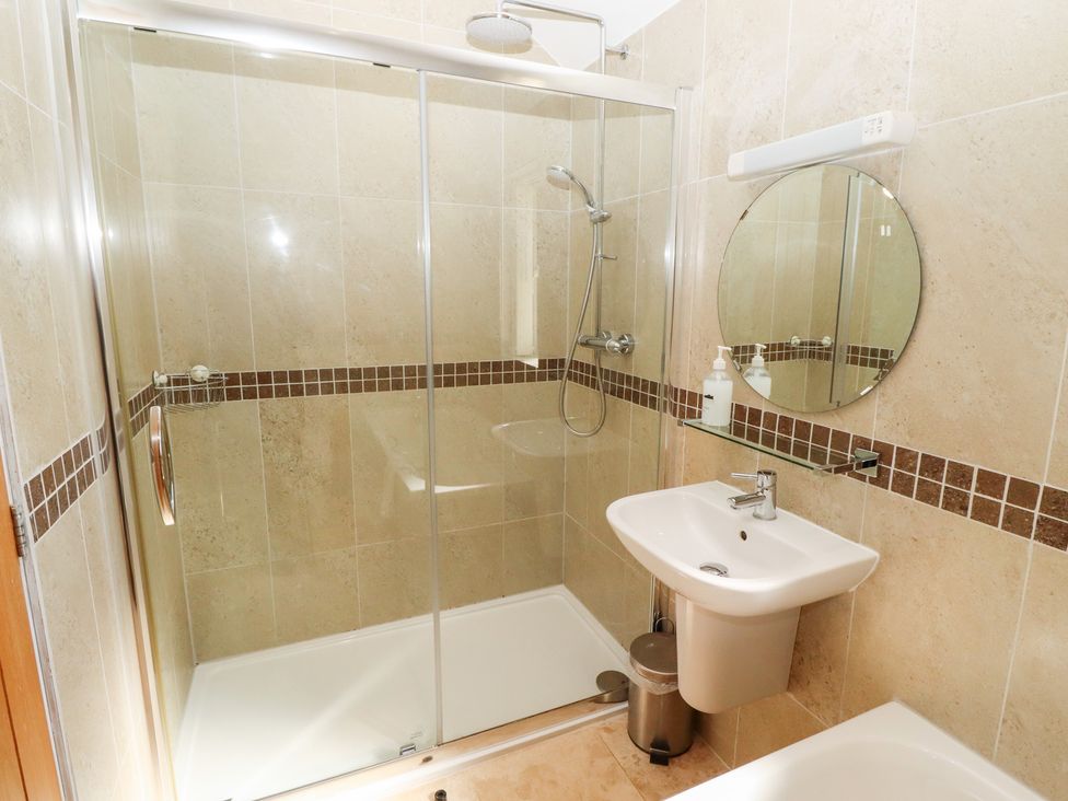 A bathroom with a shower and sink at Pippin in Lucker