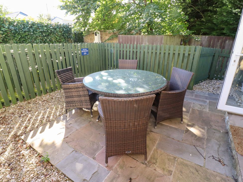 A patio area with a round table and chairs at Pippin in Lucker