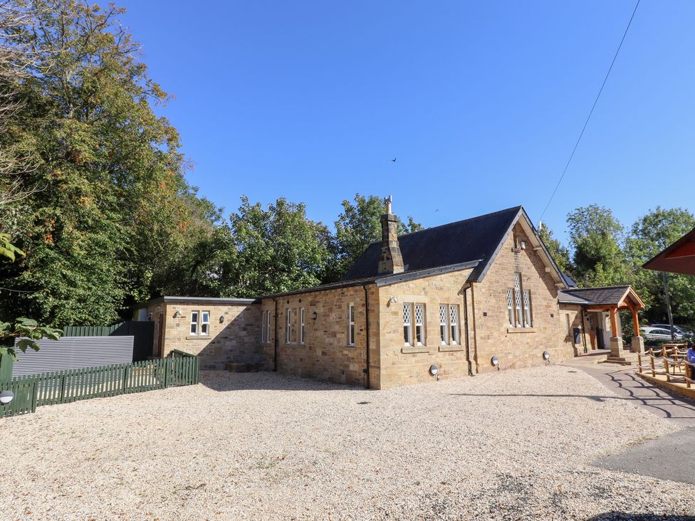 A house with gravel driveway and trees at Pippin in Lucker
