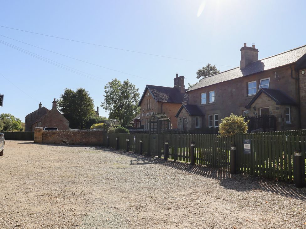 An outdoor view of houses and a parking area at Pippin in Lucker