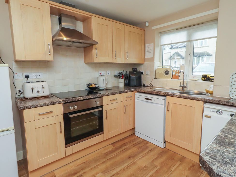 A kitchen with appliances and cabinets at Ahoy in Seahouses