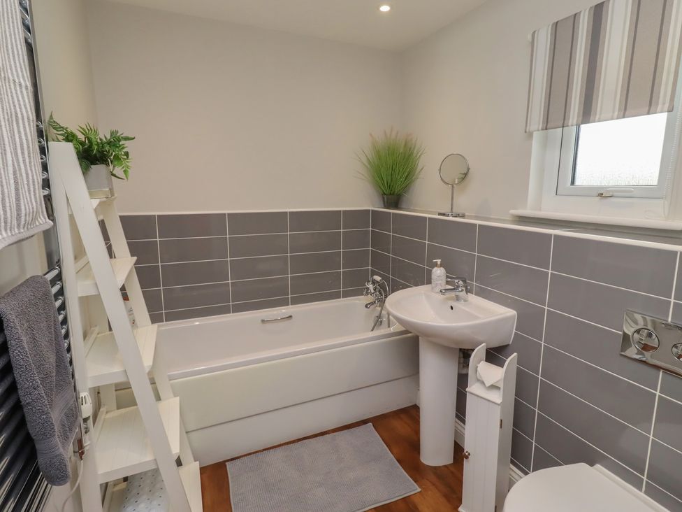 A bathroom with a bathtub, sink, and toilet at The Beach Hut in Beadnell