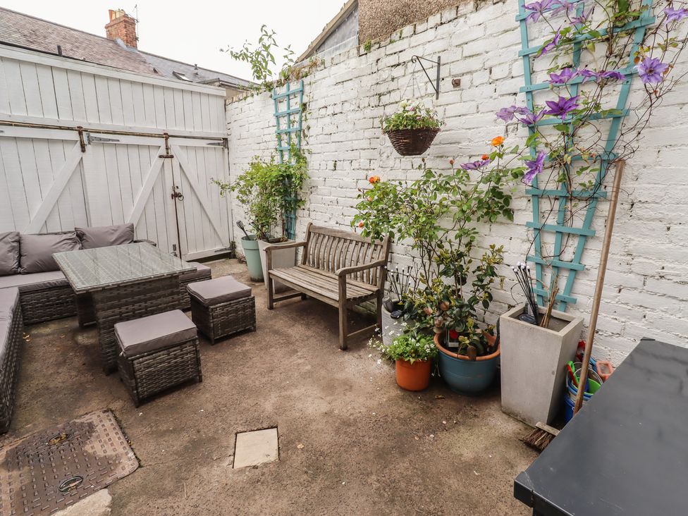A garden with seating area and plants at Number Seventeen in Amble