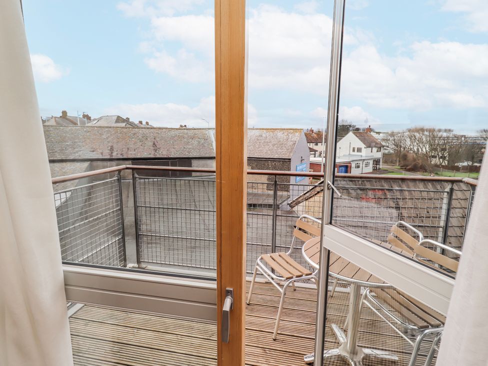 A balcony view with a table and chairs at Cuddy's Holm Seahouses