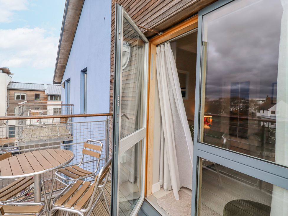 A balcony with a table and chairs at Cuddy's Holm in Seahouses