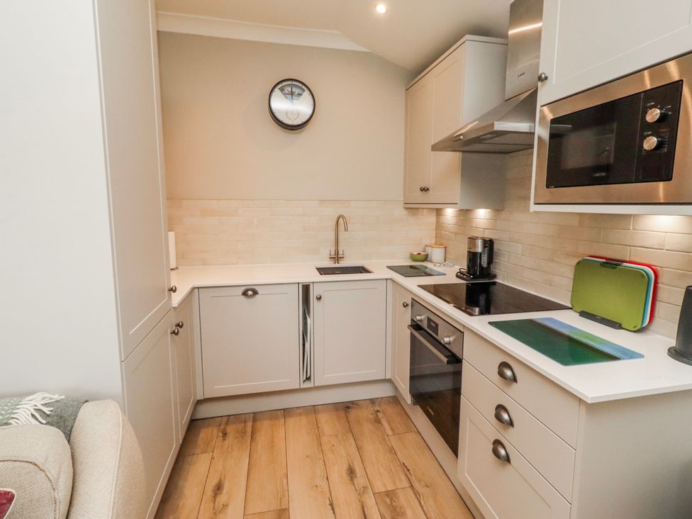 A kitchen with sink and oven at Cuddy's Holm in Seahouses