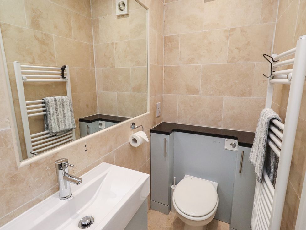 A bathroom with a washbasin and toilet at Dell Point in Beadnell