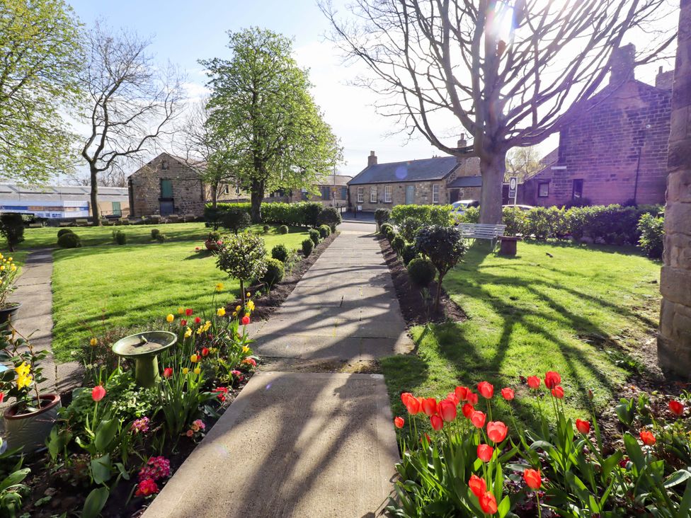 An outdoor area with flowers and a pathway at Treetops, Alnwick