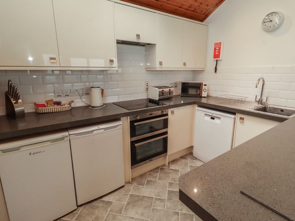 A kitchen with cabinets, appliances, and countertop at Links View in Embleton