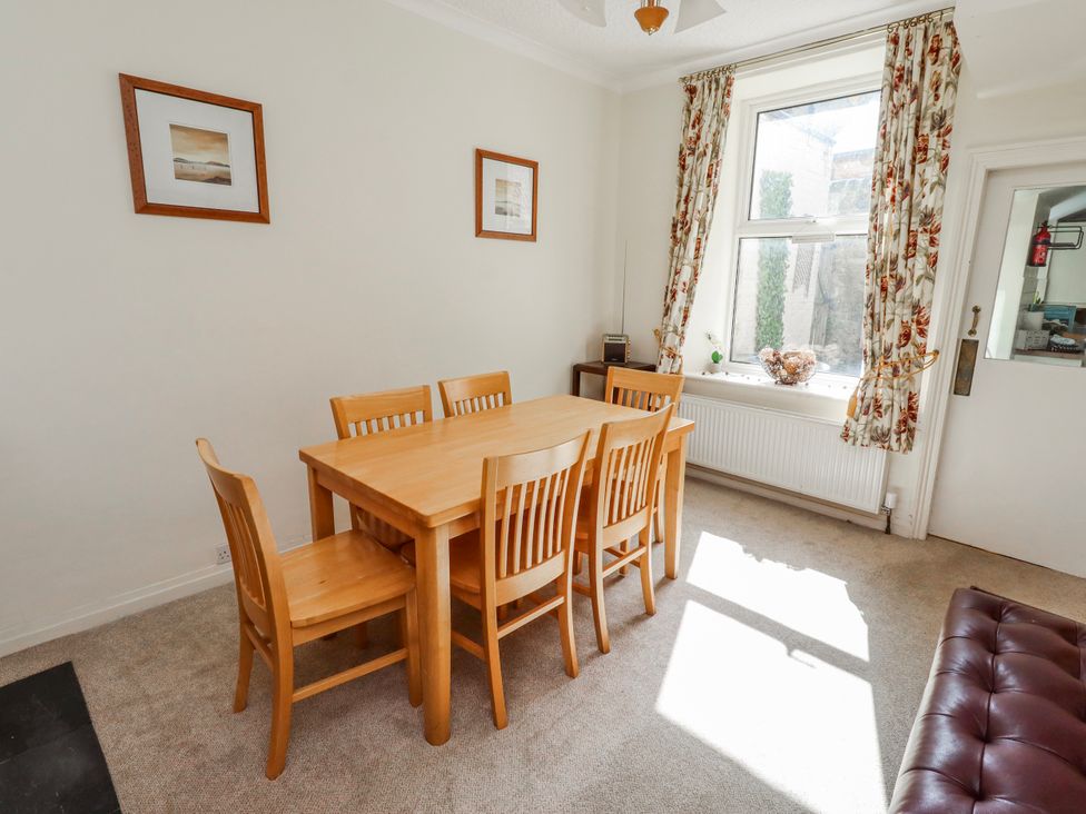 A dining area with a table and chairs at Hardys House in Alnwick
