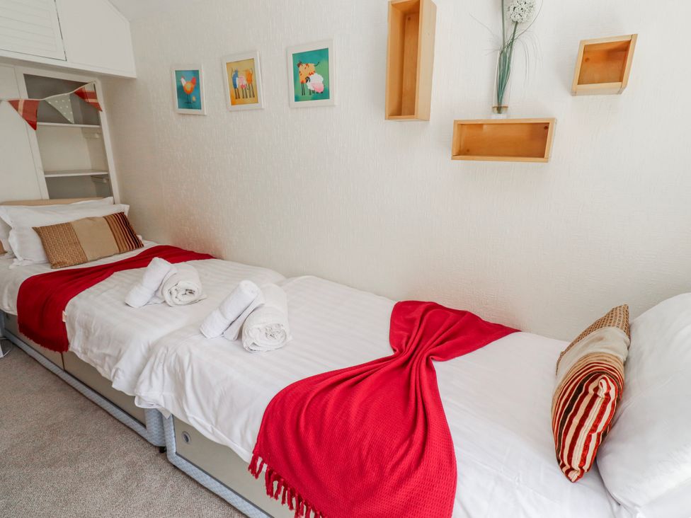 A bedroom with twin beds and decorative items at Hardys House in Alnwick