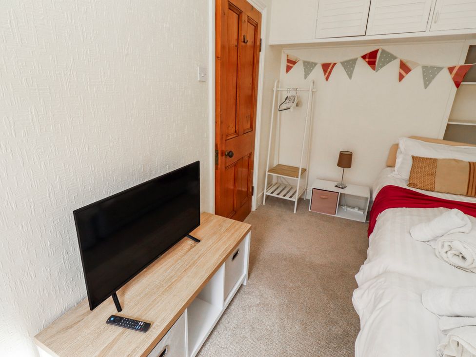 A bedroom with a television and bed at Hardys House in Alnwick