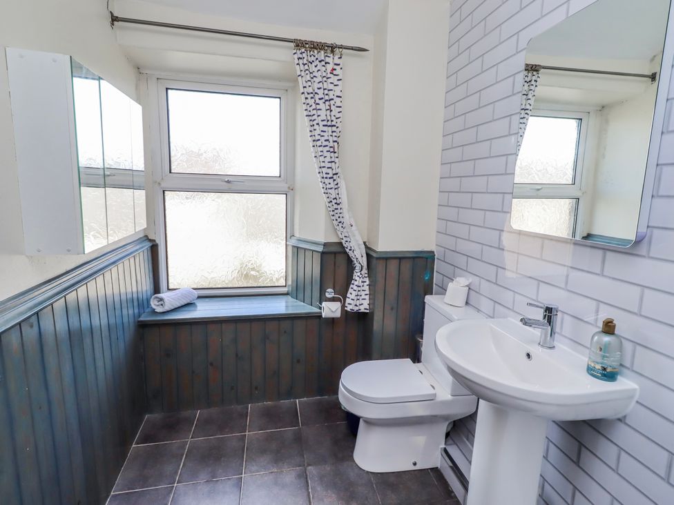 A bathroom with a sink and toilet at Hardys House in Alnwick