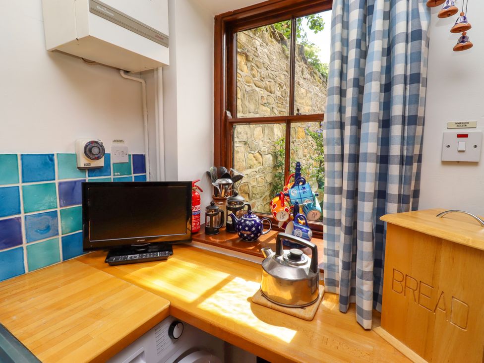 A kitchen with a kettle and bread box at Lavender Cottage (Bailiffgate) Alnwick