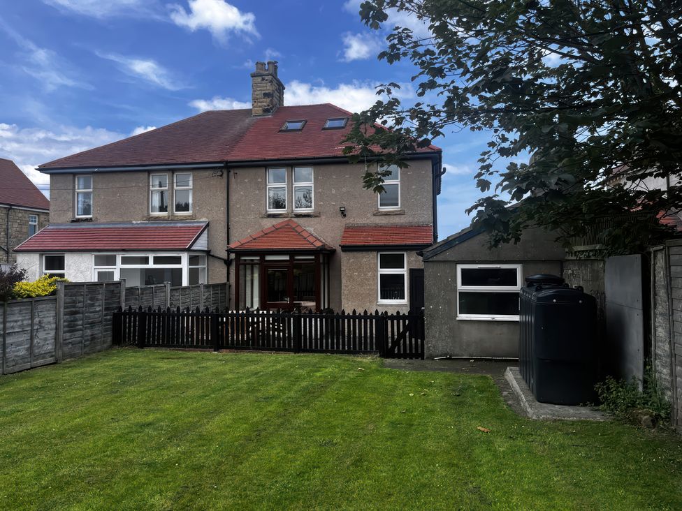 A house with a garden and fence at Glenavon in Seahouses