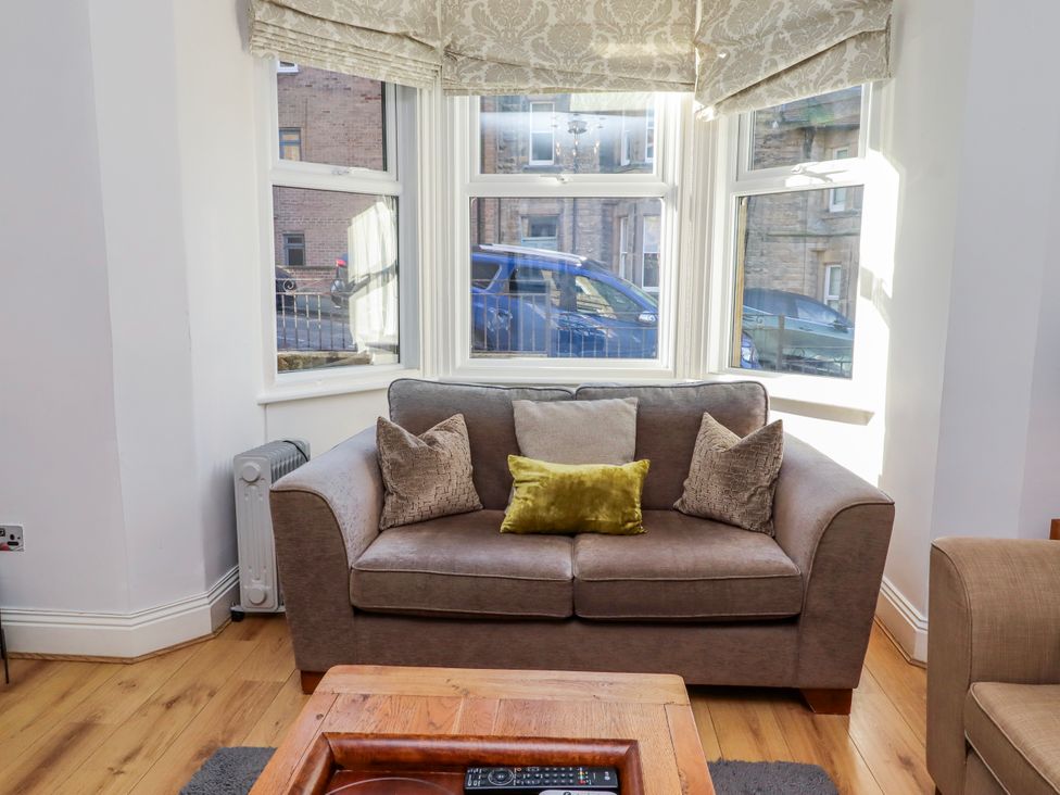 A living room with a sofa and coffee table at Alnbank in Alnmouth