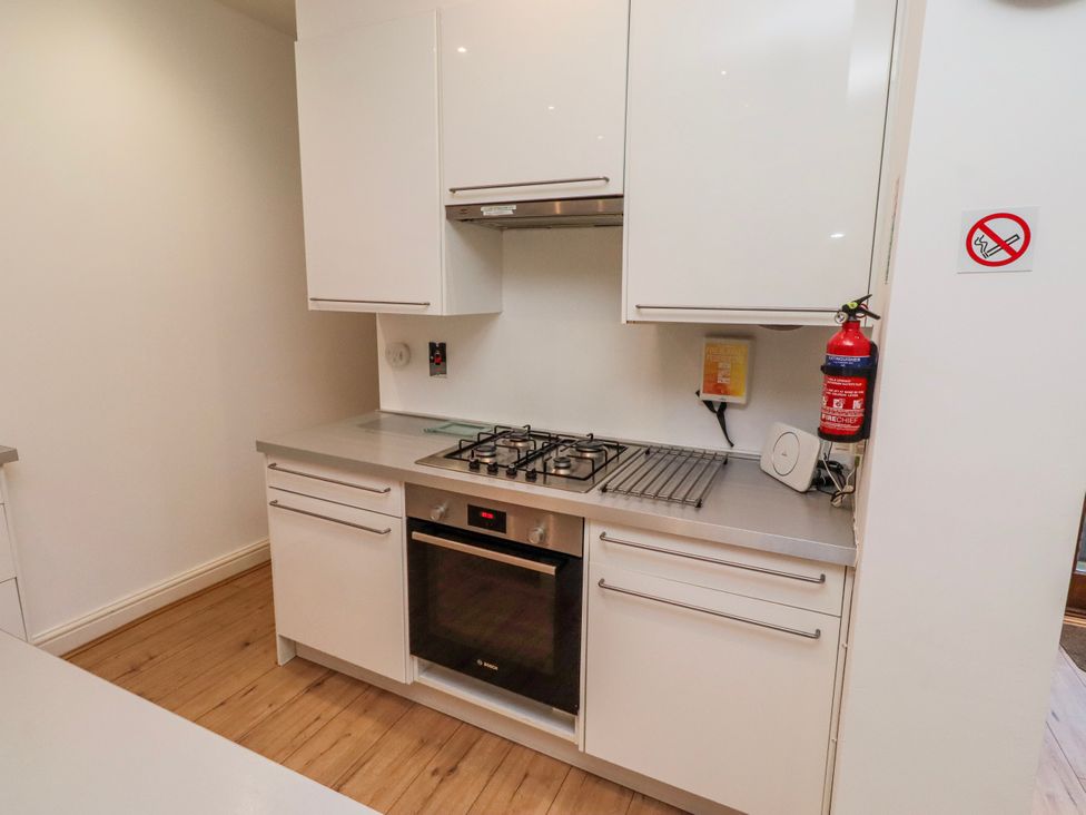 A kitchen with a gas stove and oven at Alnbank in Alnmouth