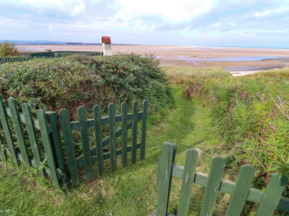A path leading through a gate to the beach at Heather Cottages - Grey Seal in Bamburgh