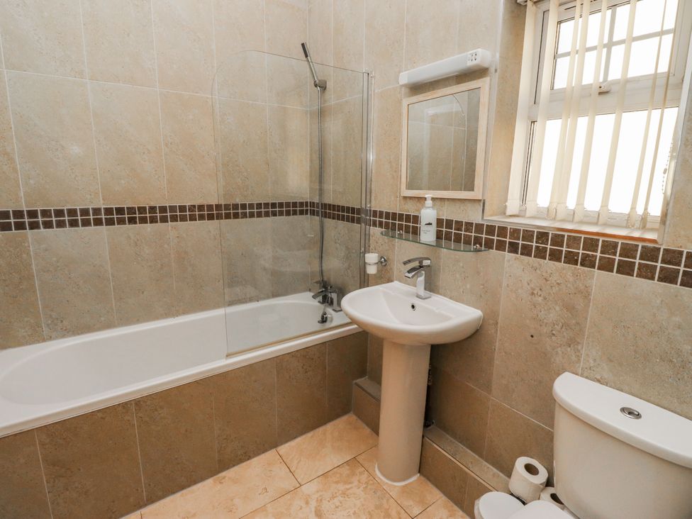 A bathroom featuring a bathtub, sink, and toilet at Red Fox in Lucker