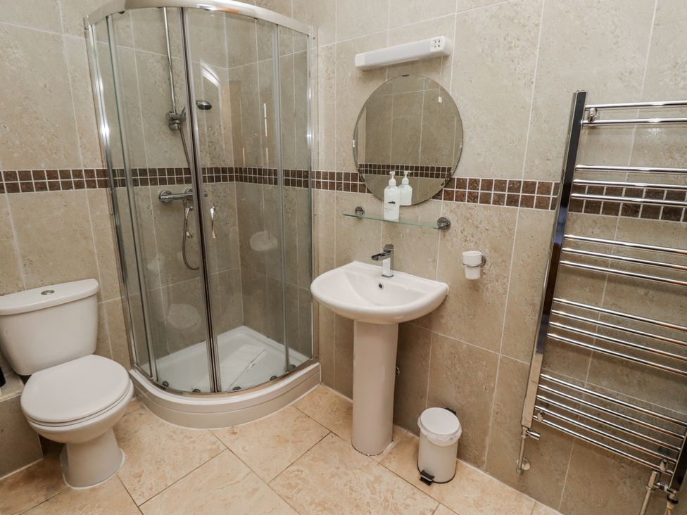 A bathroom with a shower, toilet, and sink at Red Fox in Lucker