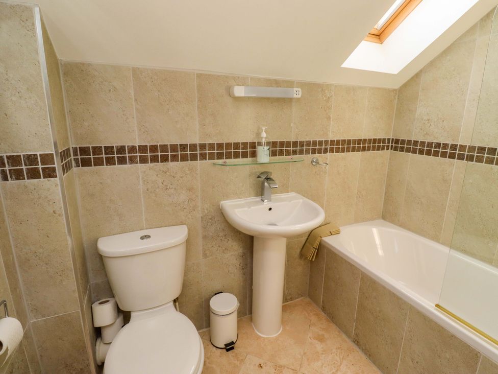 A bathroom with a toilet, sink, and bathtub at Roe Deer in Lucker