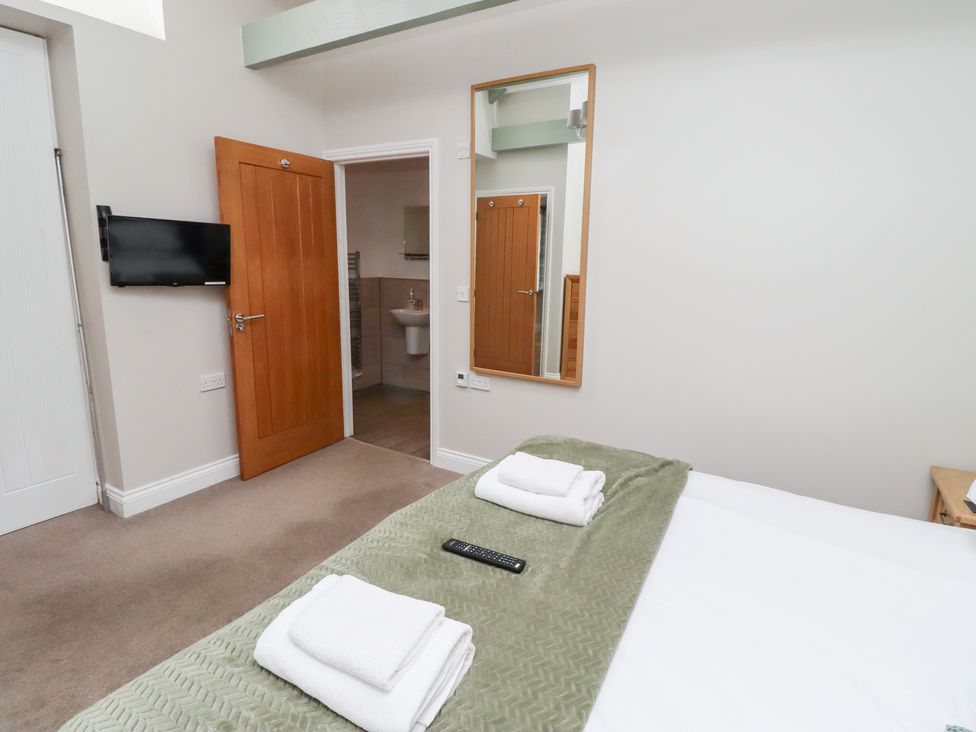 A bedroom with a bed and towels at Chiff Chaff in Lucker
