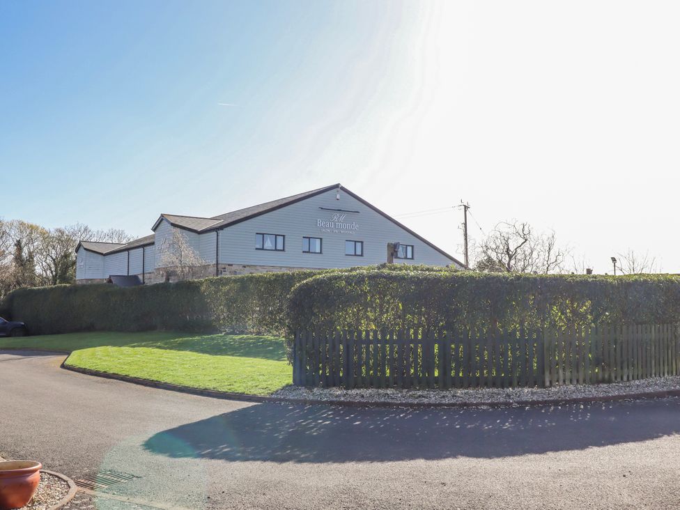 A building with windows and a hedge at Greenfinch in Lucker