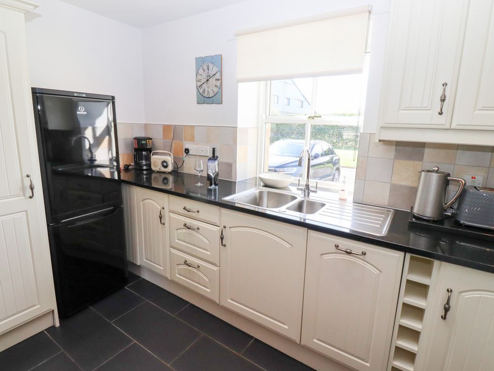 A kitchen with sink and appliances at Chaffinch in Lucker
