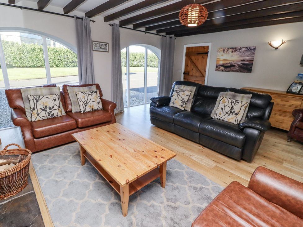 A living room with sofas and a coffee table at Goldfinch in Lucker