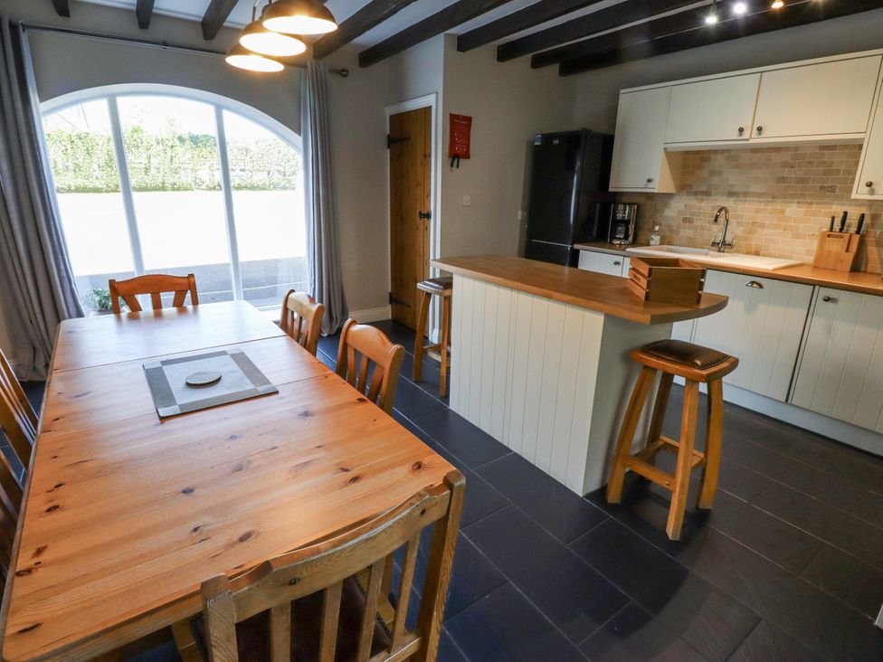 A dining room with a table and chairs at Goldfinch in Lucker