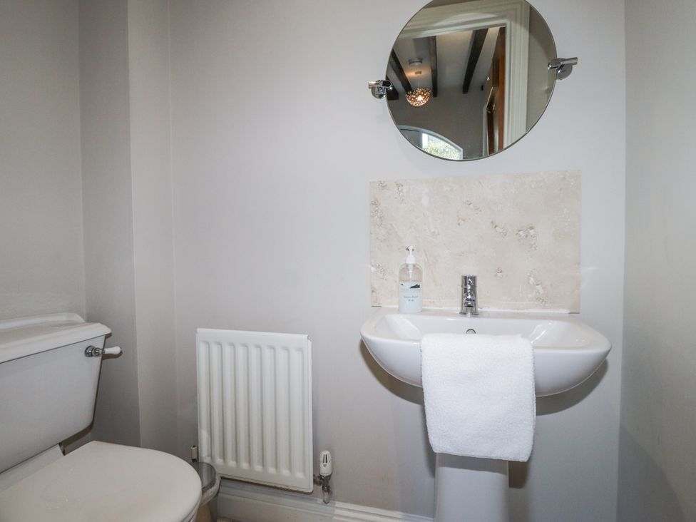 A bathroom with a sink and toilet at Goldfinch in Lucker