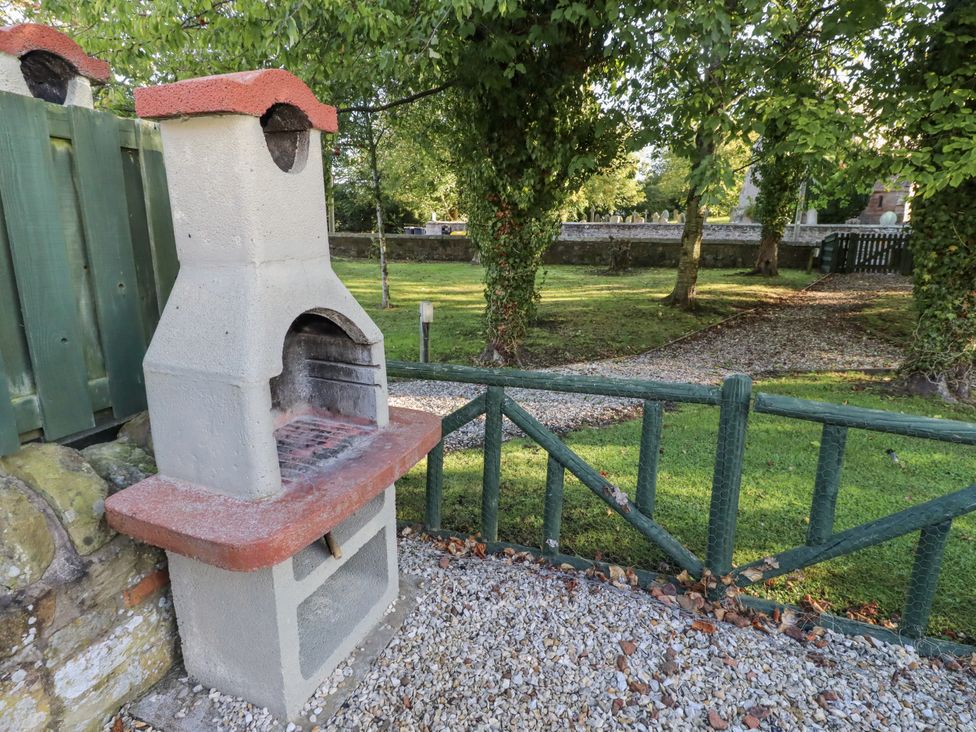 A barbecue grill in an outdoor area at Goldfinch in Lucker