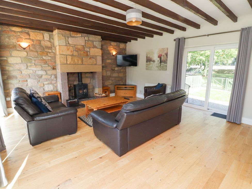 A living room with a sofa and coffee table at Bullfinch in Lucker