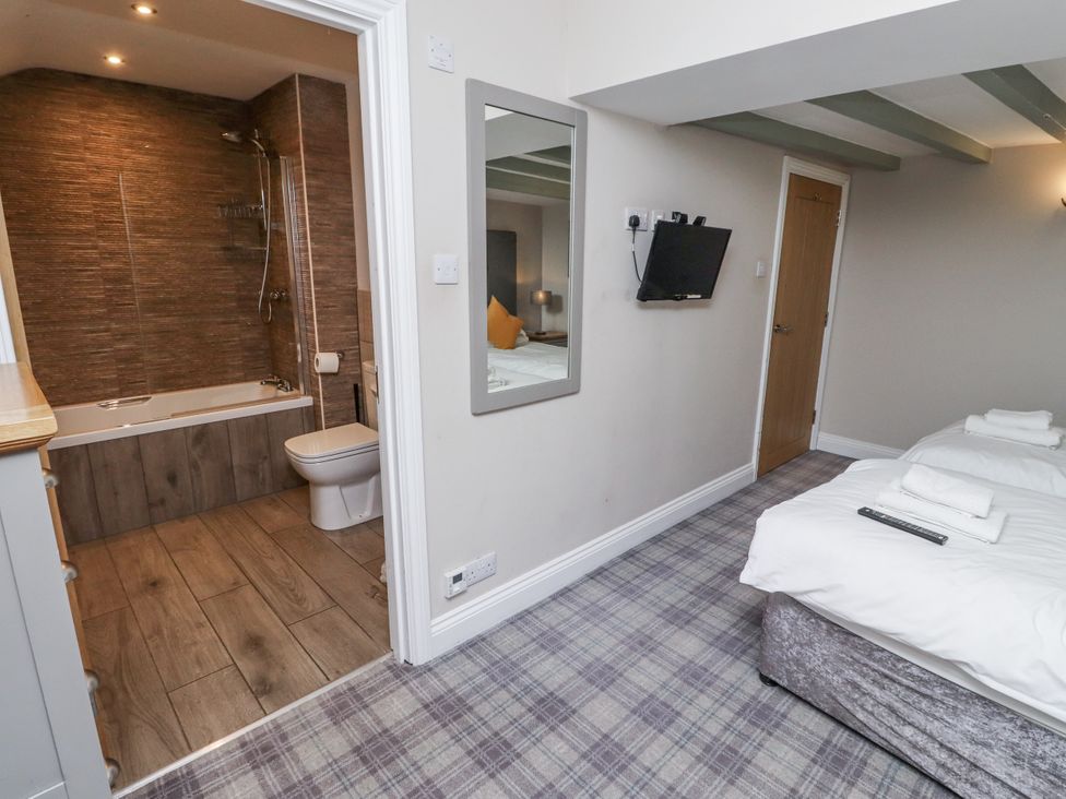 A bathroom with bathtub and shower at Old Mill (Lucker)