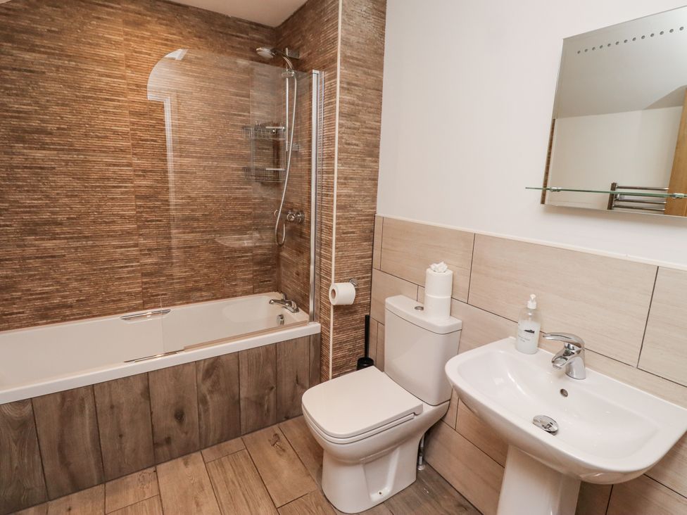 A bathroom with a bathtub and a toilet at Old Mill (Lucker) Lucker