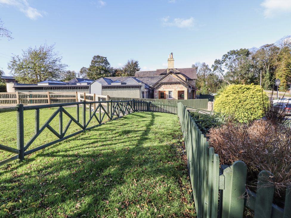 A garden with a house in the background at Millstone in Lucker
