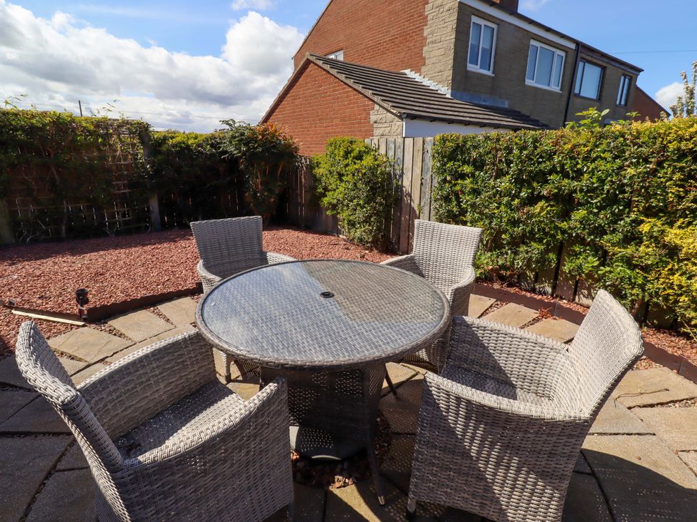 A garden with a table and chairs at 6 Westview Embleton