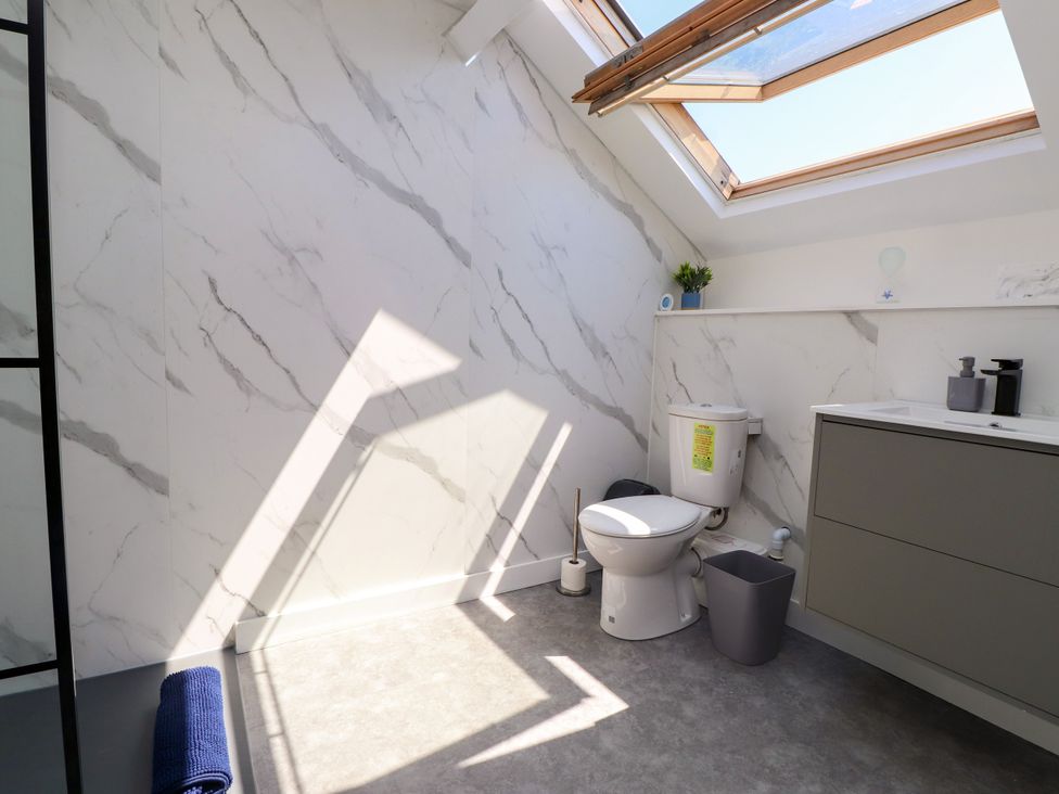 A bathroom with a sink and toilet at Ty Haul in Rhosneigr