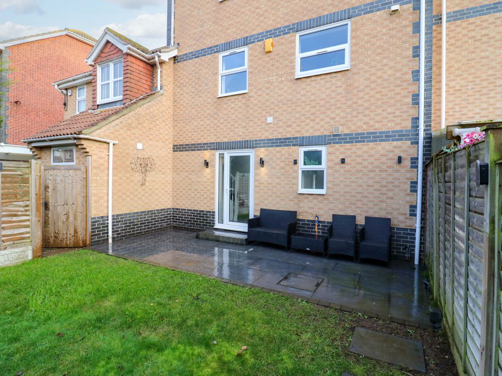 A garden with chairs and paving stones at 79 Selsey Avenue