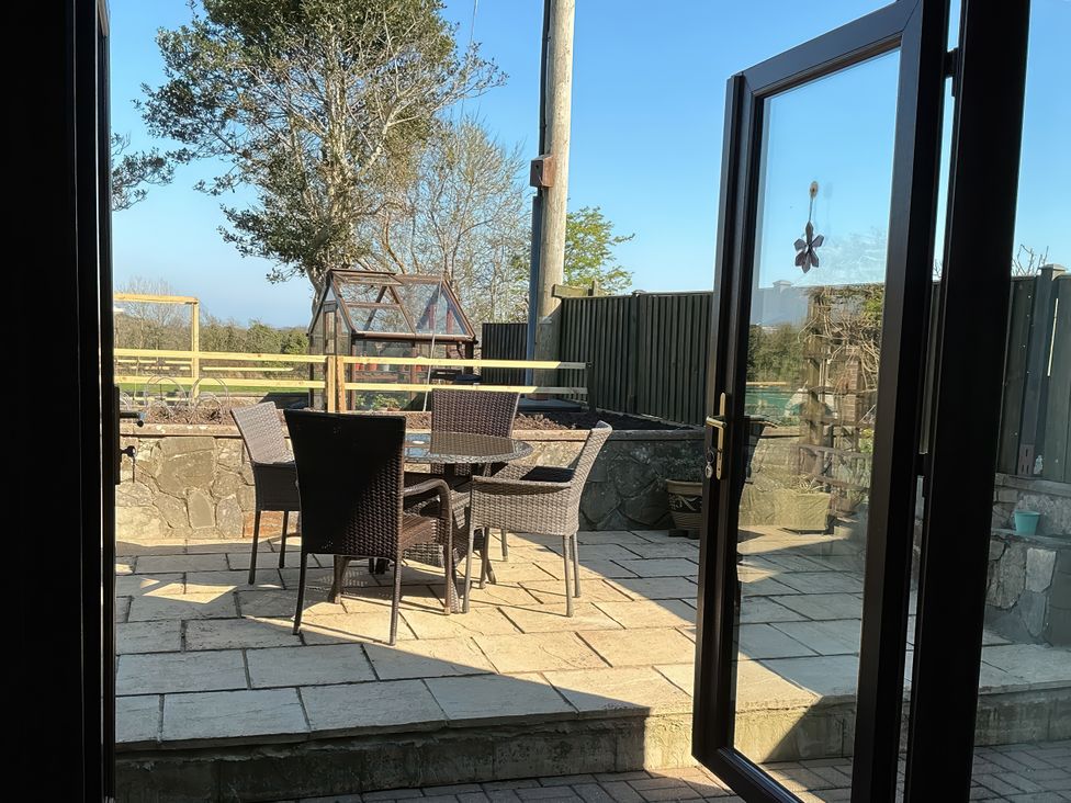 An outdoor seating area with a table and chairs at Penn Lea in Penally