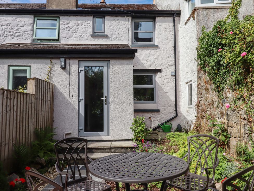 A garden area with a table and chairs at The Cottage on The Square, Chagford