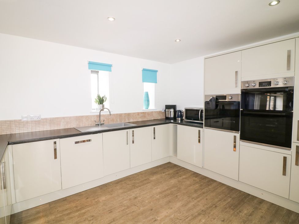 A kitchen with cabinets and appliances at Hideaway in Scampton