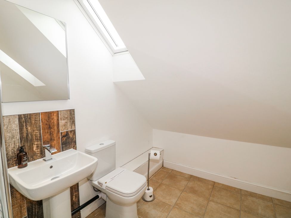 A bathroom with a washbasin and toilet at Lodge 24 South Hykeham