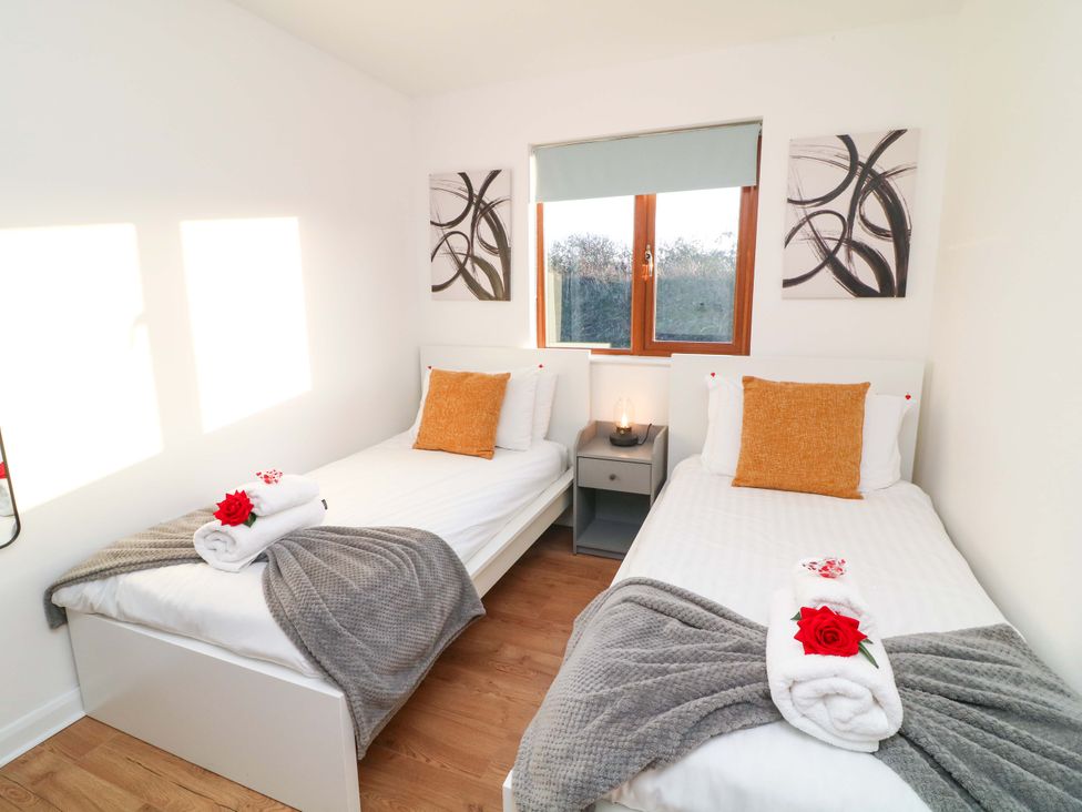 A bedroom with twin beds and window at Lodge 2 South Hykeham