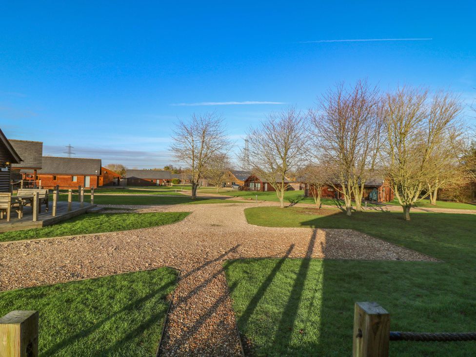 An outdoor area with cabins and a gravel path at Lodge 2 South Hykeham