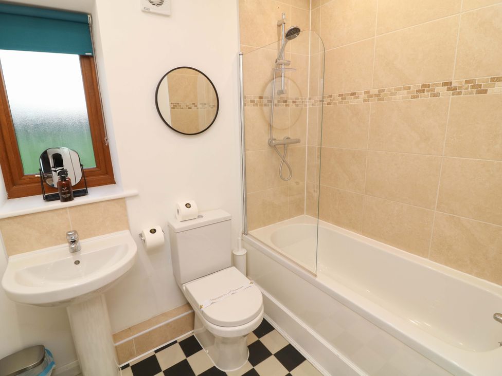 A bathroom with a sink, toilet, and bathtub at Lodge 3 in Thorpe-On-The-Hill
