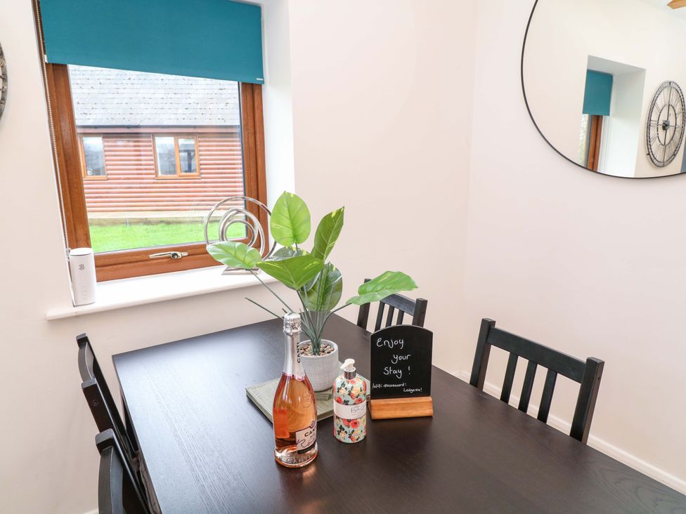 A dining room with a table and chairs at Lodge 4 in South Hykeham