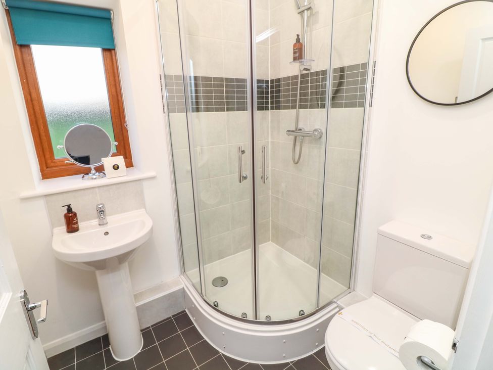 A bathroom with a shower, sink, and toilet at Lodge 4 in South Hykeham